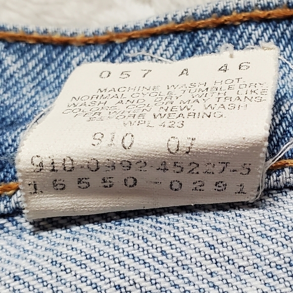 Vintage 90s Levi's 550 Grunge Straight Leg Light Wash Cropped Distressed Jeans - Picture 13 of 15